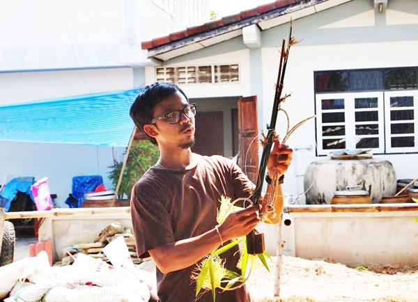 อันนี้ผมเองครับ...กับการเป็นวิทยากร..อธิบาย เรื่องประโยชน์ซั้งเชือก การทำ ที่มา และวิธีทำ ให้เพื่อนพ