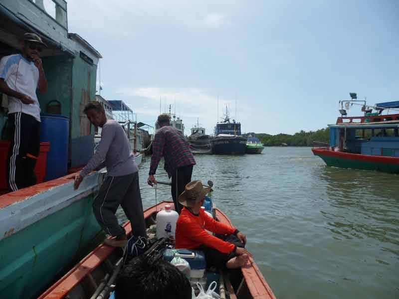 ไปด้วยเรือเล็กก่อน   เรือใหญ่จอดรออยู่ข้างนอก  ปั่นหมึกไว้แล้ว  
 :smile: