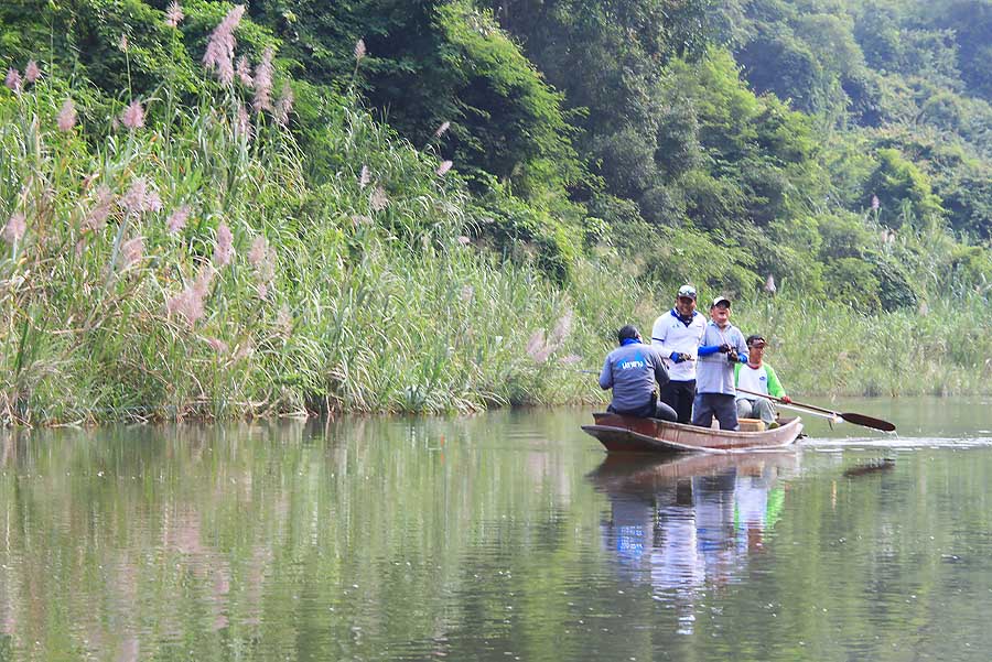  [b]หลังจากที่เรือ ลำของผมส่งน้ากบลงน้ไป เรืออีกลำก้มีภาพมากฝากเหมือนกัน หลังจากที่ขึ้นเรือมาได้[/b]