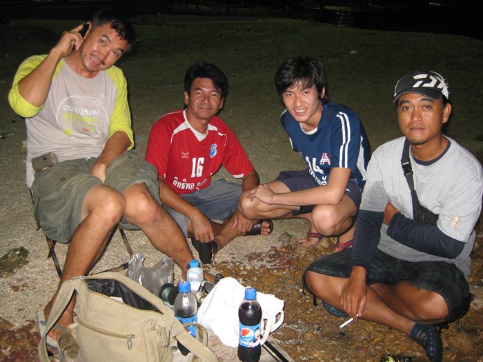 พอฟ้ามืดใครที่ว่างก็จะมานั่งเล่นนั่งคุยกันครับ.. :grin: :grin: