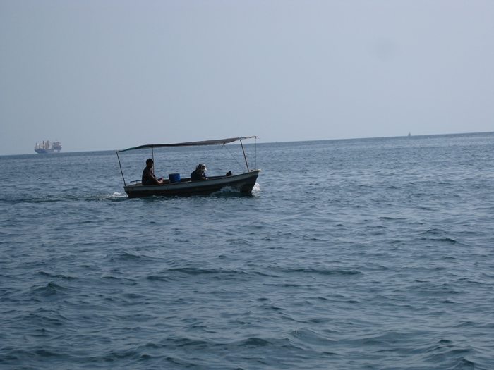 มีเรือชาวบ้านลอยตกอยู่สอบถาม..กลับแล้วน้ำเปลี่ยนปลาไม่กินแล้ว..อ้าวจะรอช้าอยู่ใย..กลับด้วย..ดูเวลา  