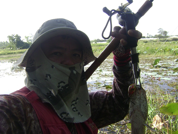 กว่ามันจะกัดได้..เล่นเอาตรู....เหงื่อตกเลย...วุ๊ยยยยย...กัดกบโดดตัวใหม่เพิ่งเสร็จ.....ตัวนี้ผ่านนนนน