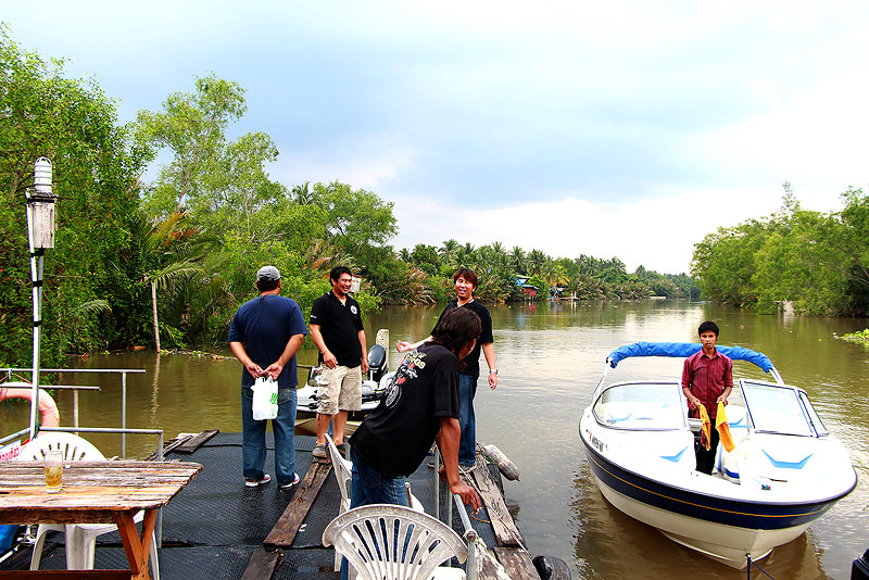 เจ้าของเรือยังไม่มาเลยมัวแต่ขาสั่นกันอยู่...Baylinerของผมพร้อมแล้วนะครับ :grin: