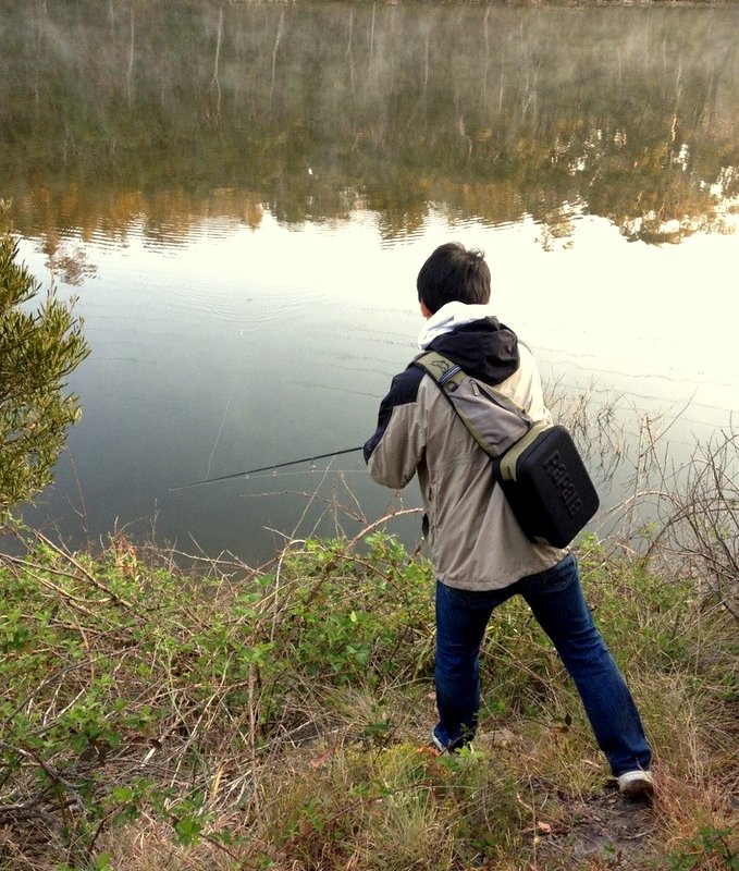 หากันจนทั่ว แต่ก็ไม่เจอ แปลกแต่จริง ครั้งแรกที่มา Lake Lyell ฝนตกสรับแดดออก หนาวเย็นมาก ปลาขึ้นน้ำให