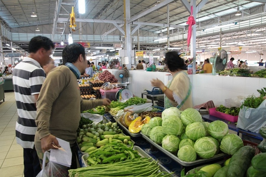 ตามไปหาซื้อกับข้าวกันก่อนนะไม่รู้ว่าในทะเลจะมีปลาให้กินหรือป่าว :laughing: :laughing: