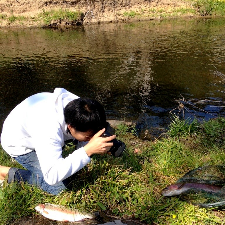 รีบถ่ายรูปแล้วรีบปล่อยครับ ตอนอัดปลาก็ว่าทำมัยมันหนักๆหน่วงๆ นึกขึ้นได้ กล้องอยู่ที่คอ  ไม่อยากจะคิด