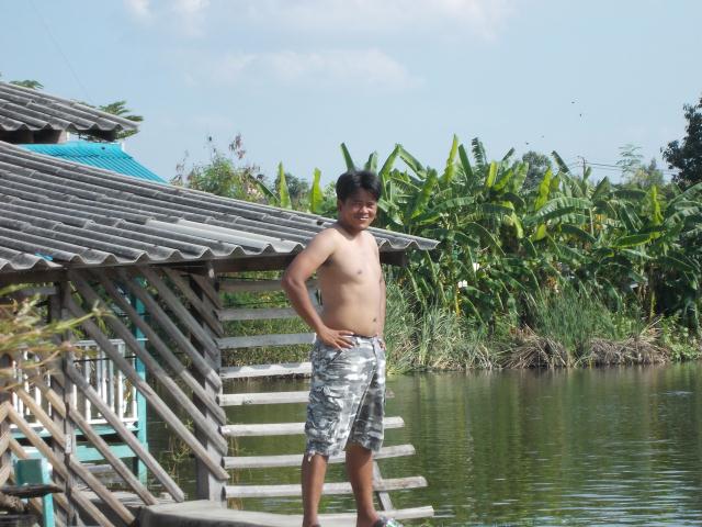 วันนี้ ไม่สบายไข้ ขึ้น ครับ อากาศก็ร้อน เลยไปยืนถอดเสื้อ ตากแดดเล่น ครับ