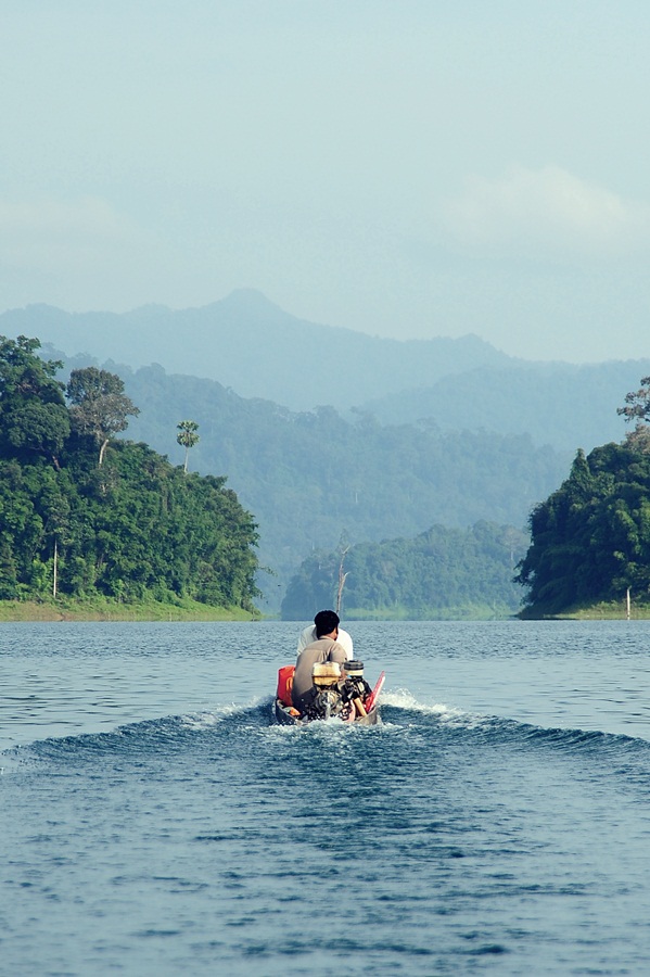 "เข้าหมาย"

จากประสบการณ์ ผมไม่ชอบการนั่งเรือเข้าหมายด้วยเรือหาง มันช่างยืดเยื้อยาวนานเกินกว่าใจ