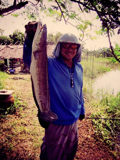  [b]ยังๆ  นี่ท่ามาตรฐาน นักตกปลาไทย! [/b] :grin: