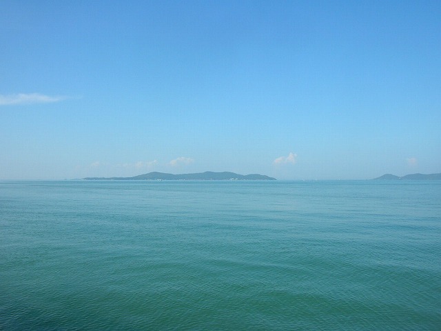 โอ้ทะเลแสนงาม ฟ้าสีครามสดใส มองเห็นเรือใคร แล่นอยู่ทะเล