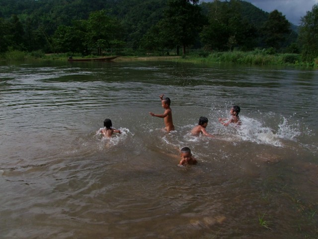 ถ้ามีคันฟลาย จะลงไปยืน แช่น้ำแล้วตีเรื่อยๆ เอาให้เหมือน The Blackfoot River ใน มอนทาน่าเลยยยครับพี่น