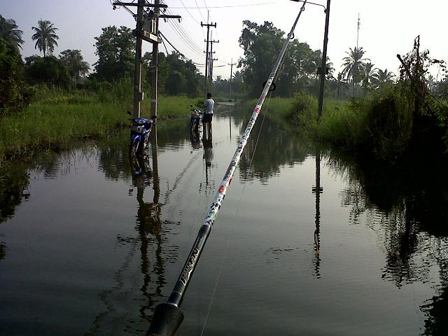 +++ ถนนหรือคลองกันแน่ครับ แยกไม่ออกเลย +++