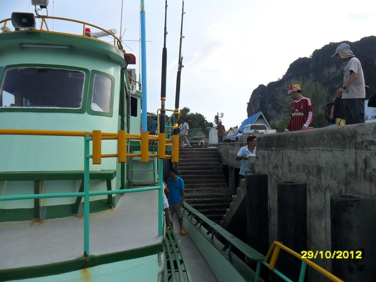 เรือที่ไปร่วมทริปในการตกปลากันในครั้งนี้ คือ เรือแพรวพลอย ของไต๋ดี ไปขึ้นเรือที่หาดยาว จ. ตรัง กันคร