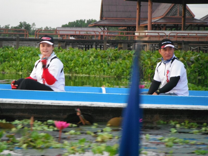                        อูยยยยยยย น้าก้องถึงกับเบือนหน้าหนี ป้าเตี้ยเลยวุ้ย....สงสัยจะวางแผนเชือดเมีย