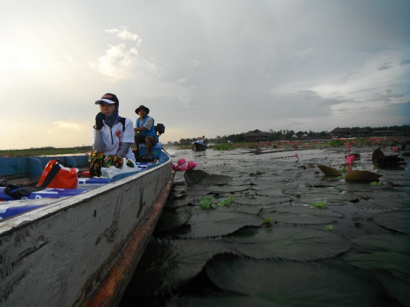                       เมื่อทุกอย่างพร้อม เรือลำของฉาม กะป้าเล็ก ก้อออกเดินทางเข้าหมาย เป็นลำรั้งท้า