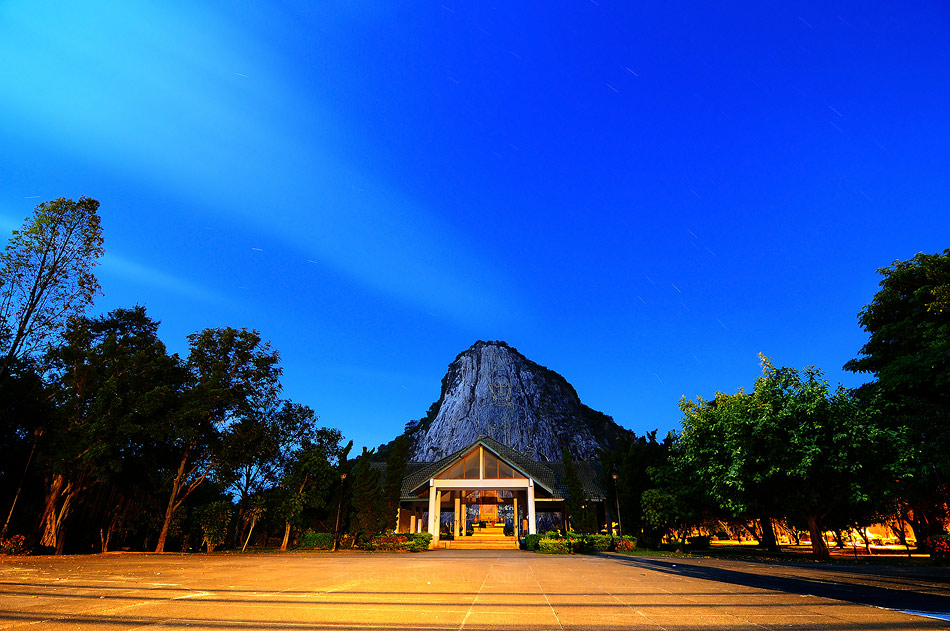 ลาด้วยภาพนี้ครับ  :cheer:
วัดญาณสังวราราม  :cheer:
F5.6 ISO200 258SEC ที่11mm
ยังไม่ดีพอครับ หัดถ