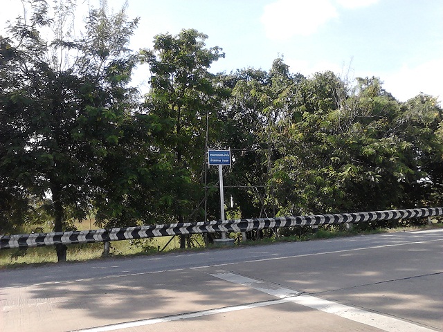 แยกบ้านวัดครับ เดี๋ยวเลี้ยวขวาไปอีกสี่สิบโลก็ถึงแระ
 :grin: :grin: