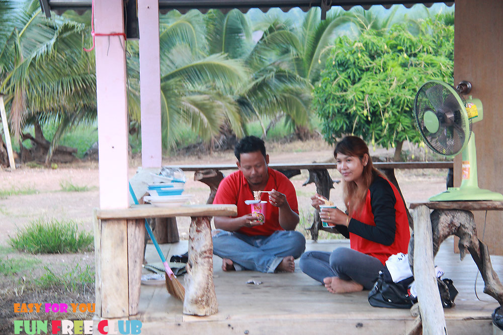 

ตื่นเช้ามา ใครนั้งกินม่ามาเนีย  :laughing: :laughing:

ลืมถามเพชรบูรณเค้าขายแต่ม่ามาหลอพี่เห็น