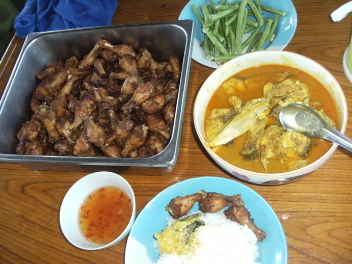 แกงส้ม + ปีกไก่บนทอด    มันช่างเข้ากันได้ดี......เหลือเกิน