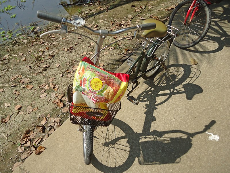 ในตะกร้า จักรยาน มีถุงอะไรด้วย !!!   :confused:
