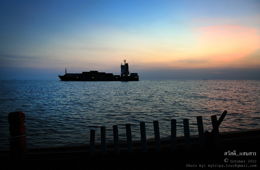โผล่พ้นจากกราบเรือขึ้นมา ก็เจอกับเพื่อนร่วมเดินทางของเราลำใหญ่  :love: