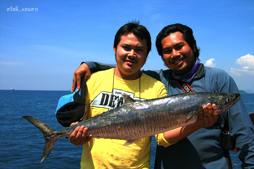 น้าบอลกับน้าปุ้ยของหล่อหน้าเรือด้วยคน (ถ่ายกลางวัน ดวงอาทิตย์อยู่บนหัว หน้าตาก็เลยเป็นหมีแพนด้านิดหน