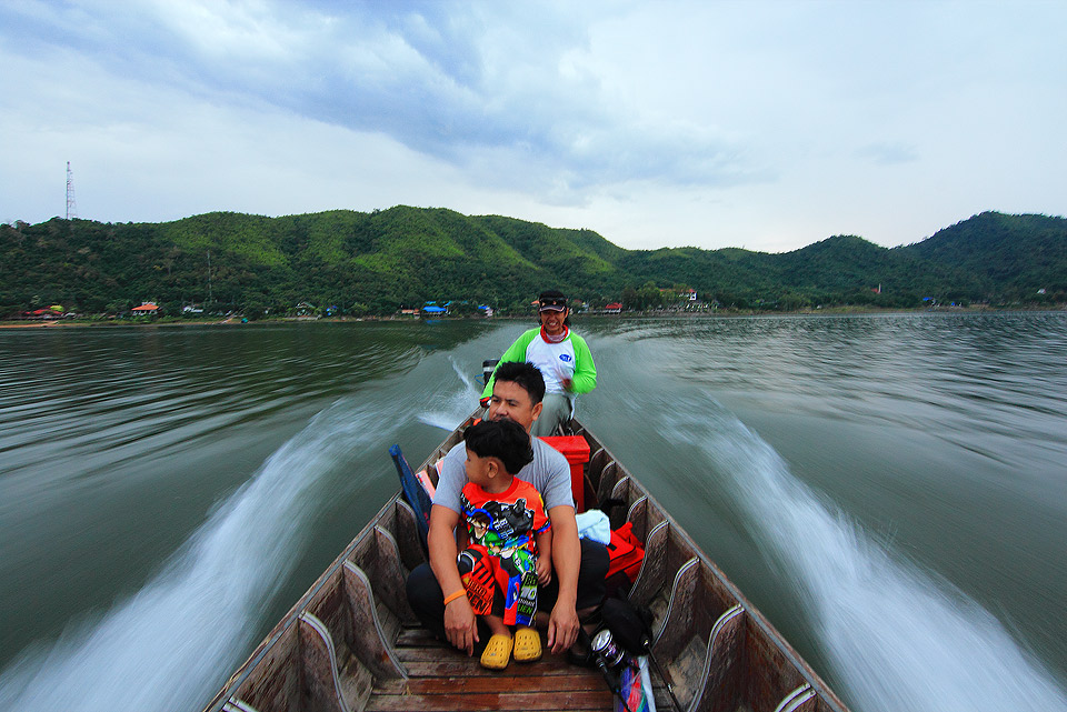 ++ตอนแรก..ยังดูตื่นๆอยู่...เพิ่งลงเรือครั้งแรกก้องี้..เอิ๊กๆๆๆ
