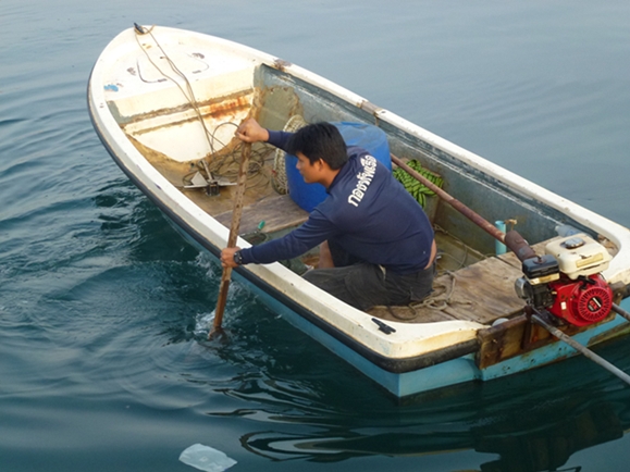        เพื่อนร่วมทริปของผมวันนี้ครับ น้ากอล์ฟ นั่นๆ ดูท่าพายเรือซะก่อน :laughing: :laughing: :laughi