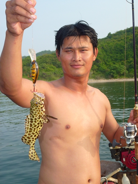               ขึ้นเรือมาได้ ตีไม้แรกก็ได้ตัวประเดิมทริปนี้ครับ แล้วจะไม่ให้ติดหินได้ยังไงล่ะครับ นั่
