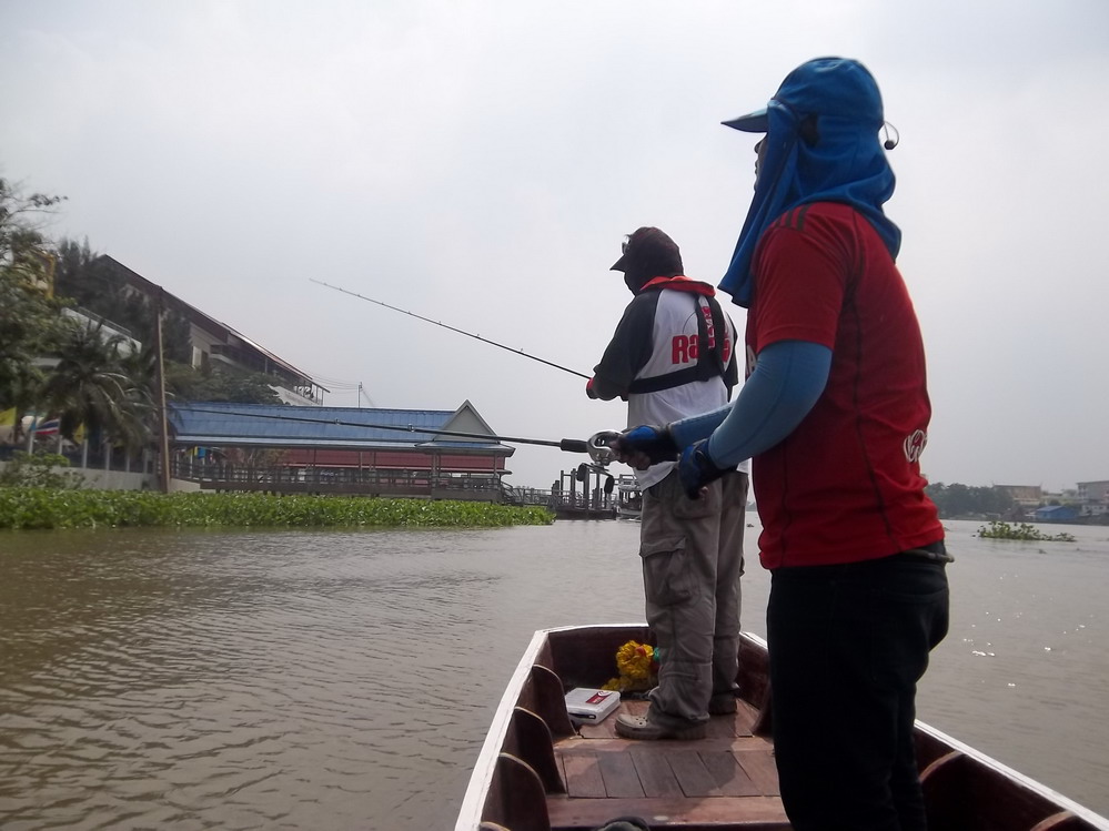  [center][b] [q] หัวเรือกับกลางเรือยังคงตีกับอย่างขมักเขม้น[/q][/b][/center]