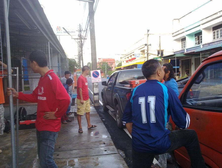 ที่พัทลุงฝนตกติดต่อกันมาหลายวันแล้ว รวมทั้งเมื่อคืนฝนก็ตกหนักทำไห้บรรยากาศต้อนเช้าชุมช่ำไปด้วยน้ำ ทำ