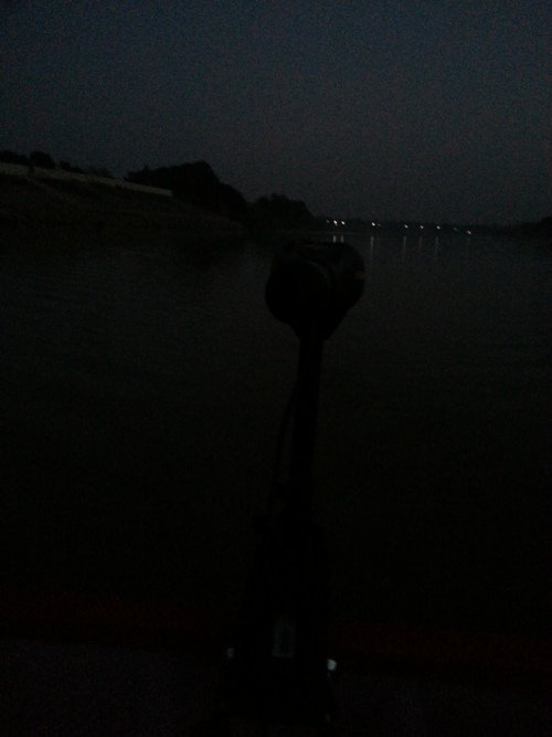 เริ่มออกเรือกันแต่เช้ามืดเลยครับ ช่วงก่อนฟ้าจะสว่างเสียงปลากัดลูกปลาตลอดริมตลิ่งเลย