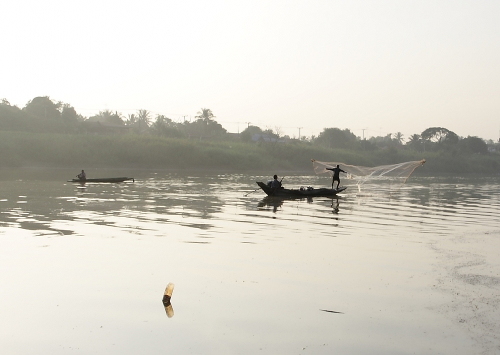 คราวนี้มีเรือมา ทอดแหนะครับ แหใหญ่ครับ :ohh: :ohh: :ohh: :ohh: