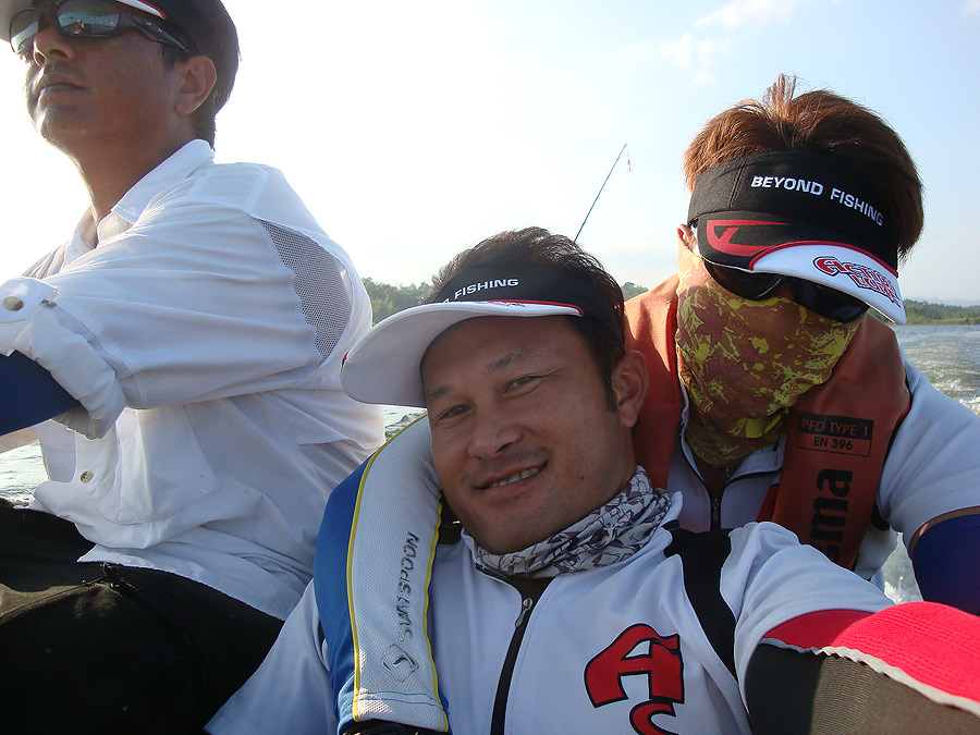 นั่งเรือใกล้ชิดกันไปหน่อย ท่าจะมีคู่รักคุ่ใหม่เกิดขึ้นในทีมแน่ๆ :laughing: :laughing: :laughing: :la