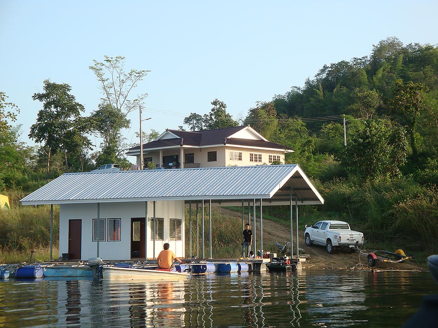 ปกติโม่งจะเอาเรือขึ้นจากน้ำตลอดไม่เคยจอดในน้ำกลางคืน แต่เพราะเห้ฯว่าได้จอดในแพของประมง มีหลังคาเรีนบ