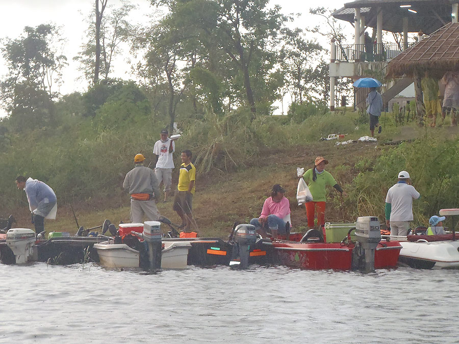 เรือหลายลำที่แก้ไขพอวิ่งได้แล้วก็มารอที่จุดปล่อยตัวแล่ะ :grin: :grin: :grin: