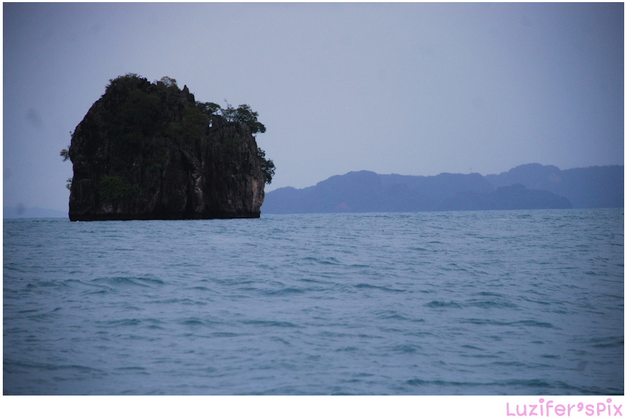  [center]วิ่งไปเกาะหลัก วนตีอยู่สองรอบ ปลากัดดี แต่ไม่ติดสักตัว
โดนสัตว์ใหญ่ไปทีนึง .. รอกดังแกร๊กส