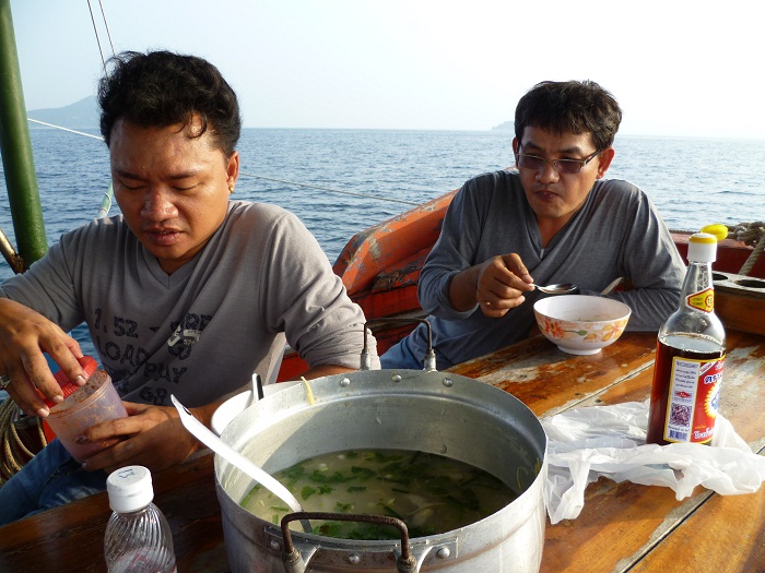 ไต๋จัดให้ตามคำขอครับ ข้าวต้มปลาสาก อร่อยมากขอบอก ทำกินที่บ้านไม่อร่อยนะครับ ต้องกินบนเรือแบบนี้นะจะบ