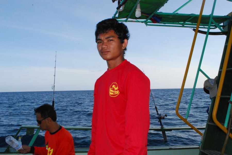 เรือมาถึงหมายหินมาเล พอเรือจอดเข้าที่ก็เริ่มงานกันครับ
แล้วเด็กเรือ ก็ยังหล่ออยู่ครับ
 :laughing: 