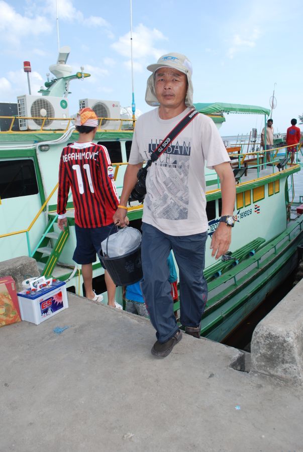 ถึงท่าเรือก้ช่วยกันขนของครับ
 :laughing: :laughing: :laughing: :laughing: :laughing: