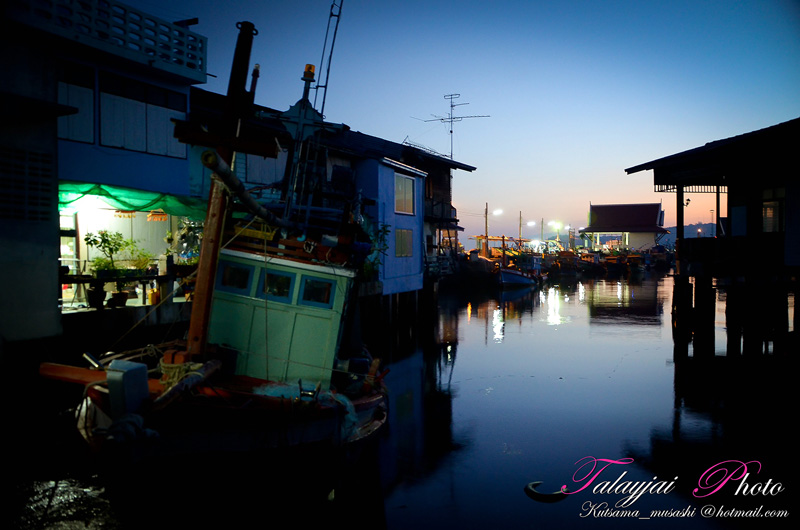  [center]เช้านี้ที่เกาะสีชังครับ ผมตื่นเป็นคนแรกครับ แต่เช้านี้เรานัดหมายกันไว้ว่าจะเอาเรือลำเก่า ออ