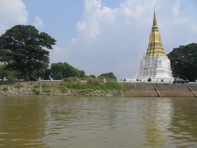 ชมบรรยากาศรอบเกาะเมือง  ปลาก็กัดดีมาก     ดีแฮะ.....มาวันธรรมดา    ถ้าเป็นเสาร์ หรือ อาทิตย์  คงวุ่น