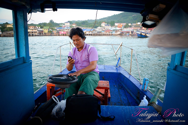 ออกจากท่าเรือมาลูกค้าก็โทรหาไต๋อ่อน อีกแล้ว ฮอทจริงๆ

เเล้วเรามุ่งหน้าสู่อ่าวอุดม เพื่อหาปลาทูแค่ 