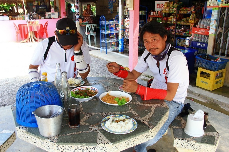 หลังจากนั้นคนแก่ทั้ง 2 ก้องอแงร้องหิวข้าว เลยต้องเอาเรือขึ้นมาพักทานข้าวกลางวันกันก่อน  ส่วนคนจะหล่อ