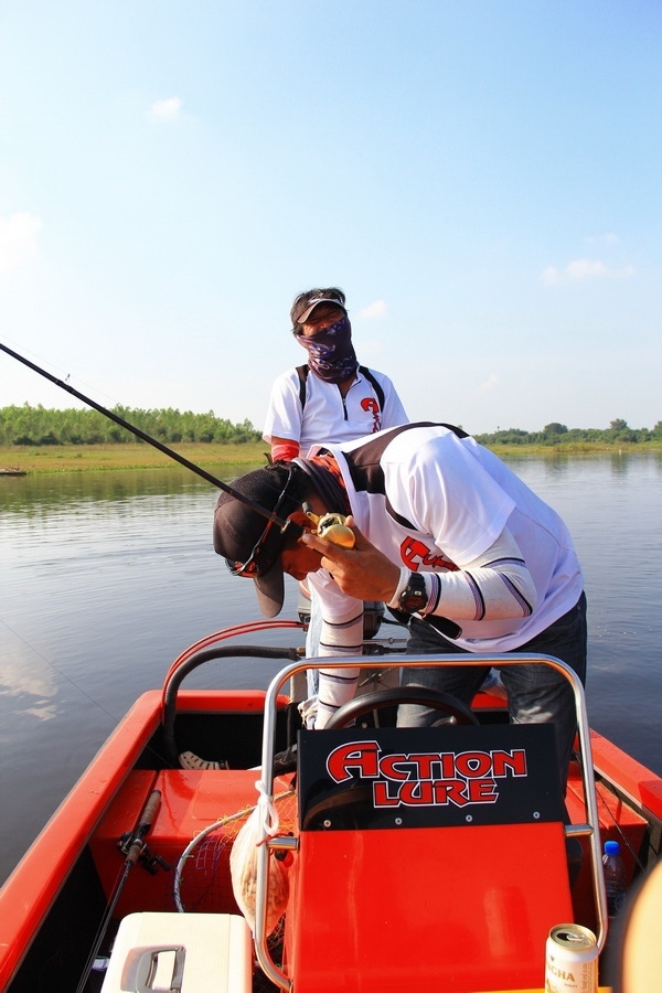 กรุณาสังเกตมือสวิงด้านท้ายเรือ  :laughing: :laughing: :laughing: