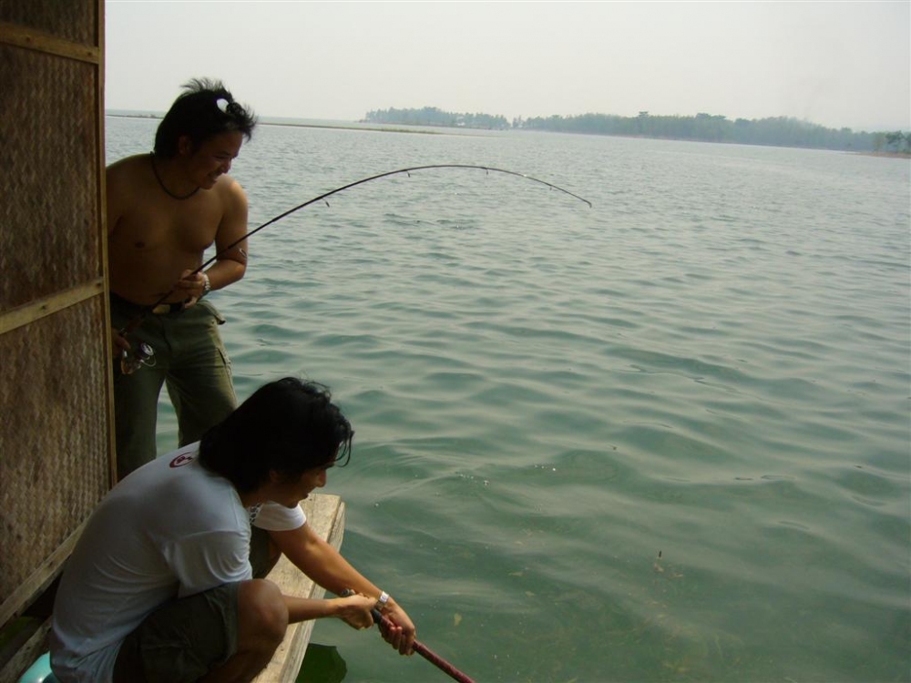 ยังมัดแพไม่ทันเสร็จ น้าม้งก็อัดปลาตัวแรกซะแล้ว...