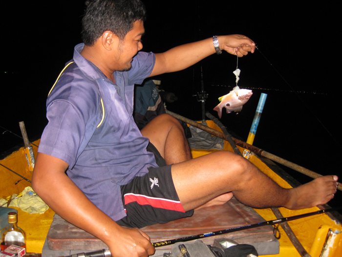 ผมกับน้าธรรมผูกเบ็ดยังไม่เสร็จเลย.. :laughing: :laughing: