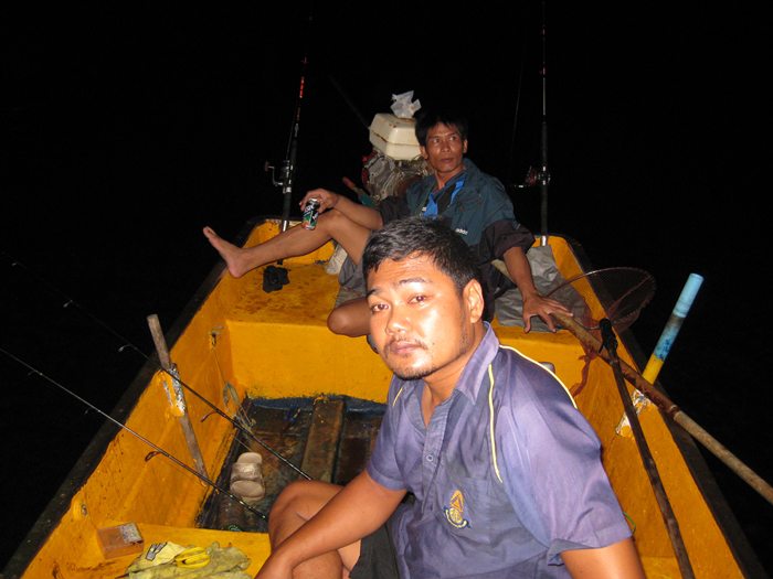 เที่ยงคืนน้ำตายขยับเรือนิด.. :smile: :smile: