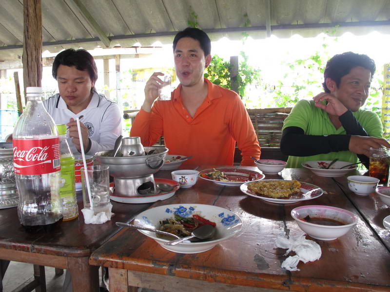 ขวาสุดของรูปหล่อสุด555 :laughing: