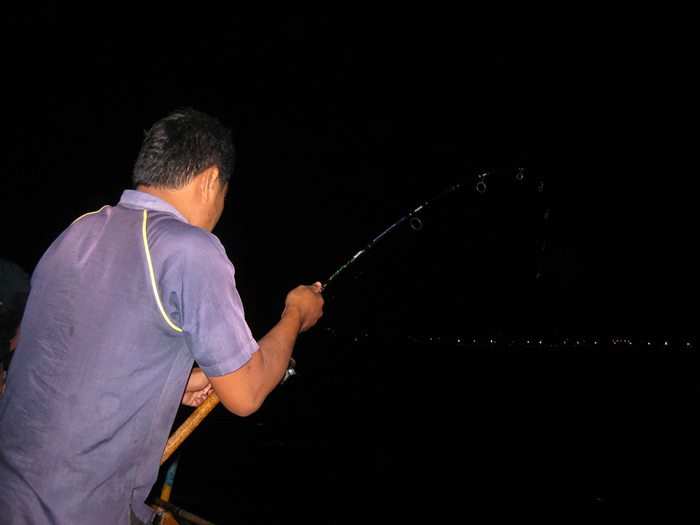 พอปักคันเบ็ดได้หัวทิ่มคันคำนับทะเลเสียงลอกออกยาว..สมใจเค้า..5555